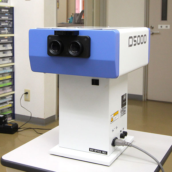 WOC社の両眼視簡易検査器（D-5000 AUTO）